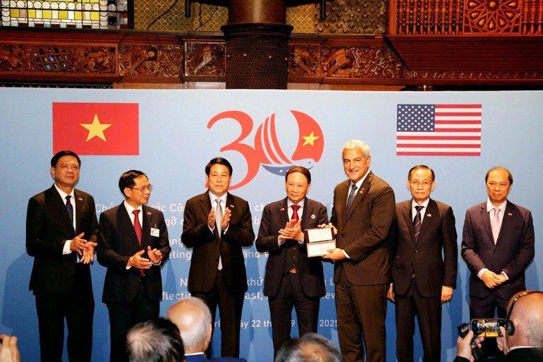 梁强主席与代表们共同见证了两国老兵将一些军人遗物归还给越南和美国军人家属的庄重时刻。 image-2.jpg