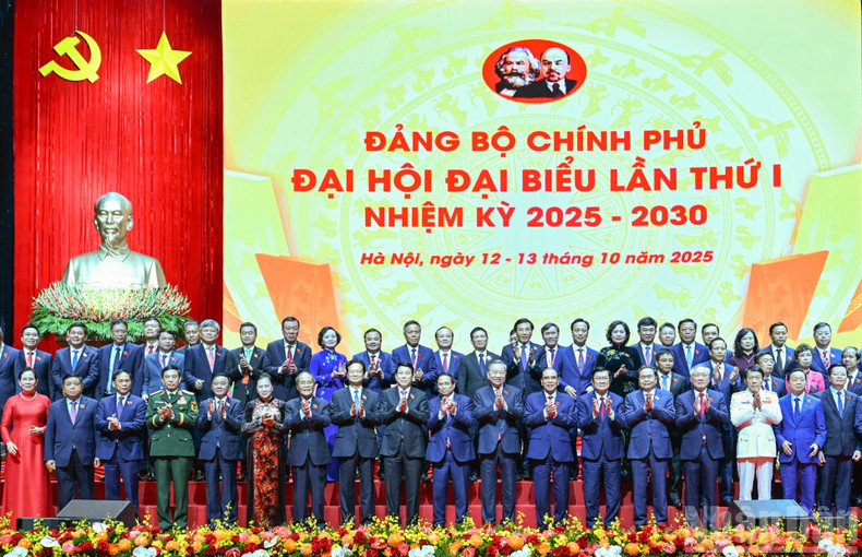 苏林总书记同党和国家领导、前领导以及与会代表合影。