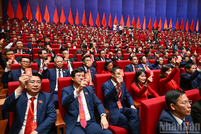 代表们表决通过代表资格审查报告。