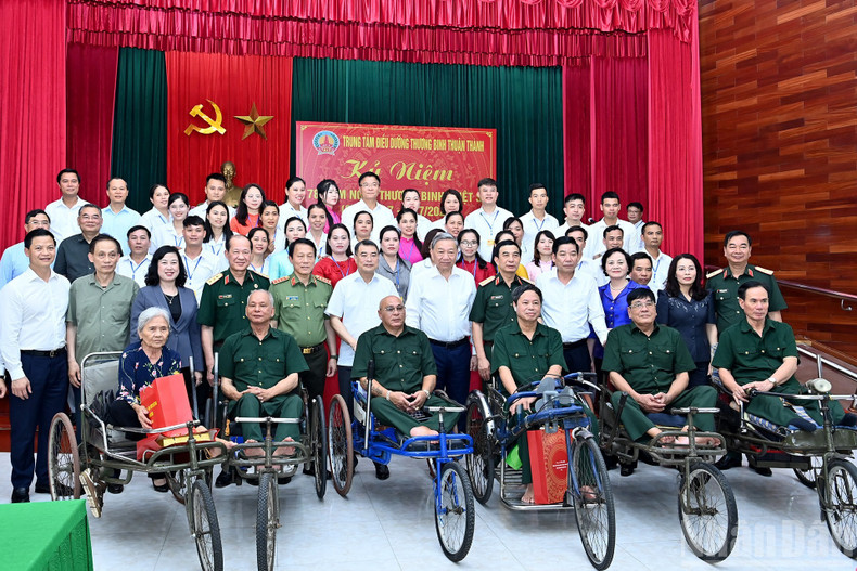 越共中央总书记苏林和优抚对象合影。 a16-bnd-3901.jpg