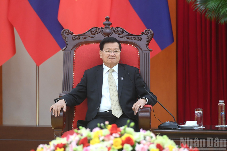 老挝人民革命党中央总书记、国家主席通伦·西苏里出席会见。 老挝人民革命党中央总书记、国家主席通伦·西苏里出席会见。