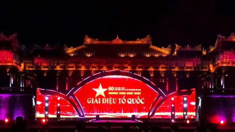 在顺化市皇城午门广场的舞台上,数千名市民和游客沉浸在主题为《祖国的旋律》的精彩文艺晚会。 hue0.jpg