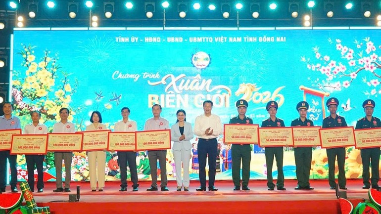 同奈省领导向边防部队和8个边境乡代表赠送礼物。