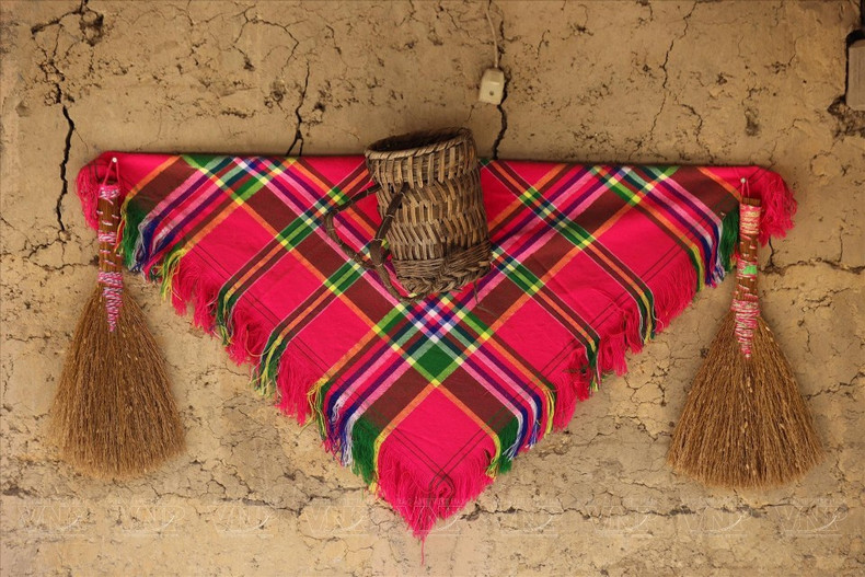 倮倮族的传统服饰与农耕文化。