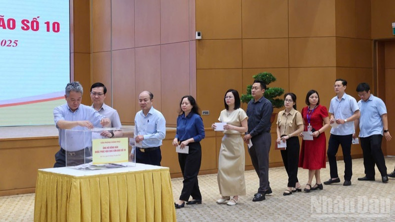 政府成员及政府办公厅、政府党委辅助机构干部、工作人员捐款援助台风受灾民众。 image.jpg