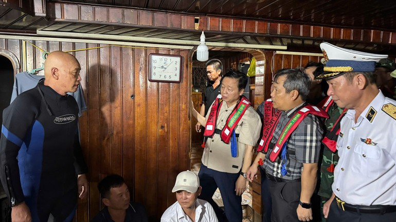 越南政府副总理陈红河直接到场指导广宁省救援工作。 越南政府副总理陈红河直接到场指导广宁省救援工作。