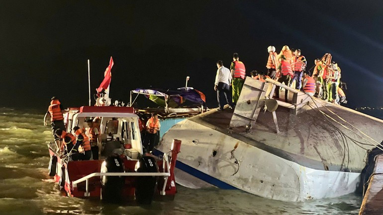救援人员正在积极搜寻倾覆旅游船中的失踪人员。 救援人员正在积极搜寻倾覆旅游船中的失踪人员。