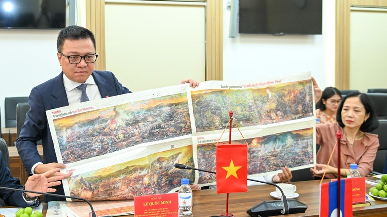 黎国明同志介绍《奠边府战役》全景图副刊。 黎国明同志介绍《奠边府战役》全景图副刊。