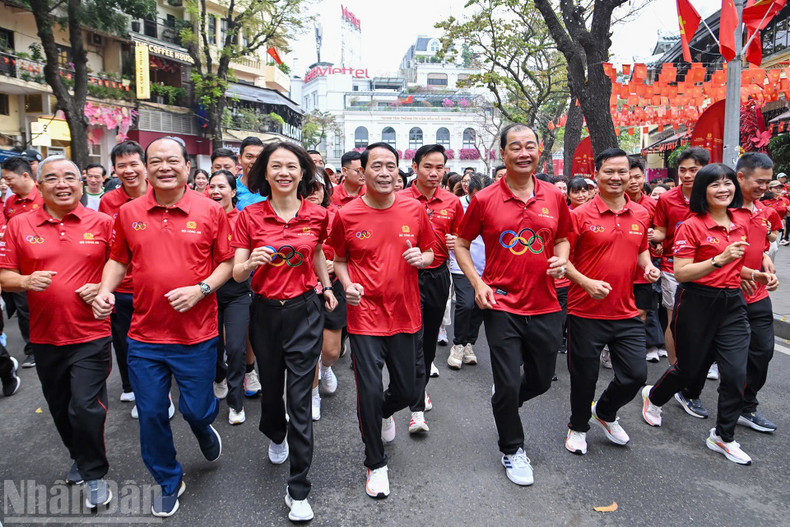 周日清晨，首都市民们在清新凉爽的空气中热情参与了奥林匹克长跑日活动。