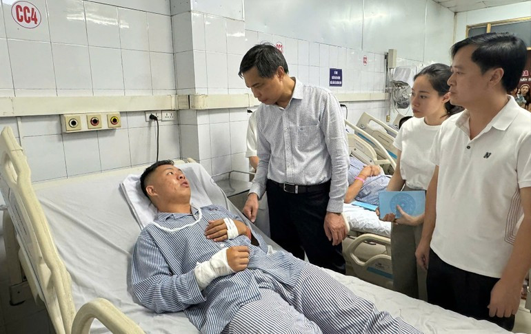7月19日晚,广宁省人民委员会副主席武文面看望慰问正在广宁综合医院接受治疗的下龙湾游船倾覆事故遇难者。 tham-cac-nan-nhan-vu-lat-tau-du-lich.jpg