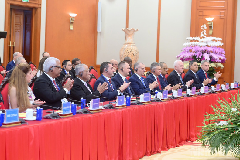 各位代表出席会见。 各位代表出席会见。
