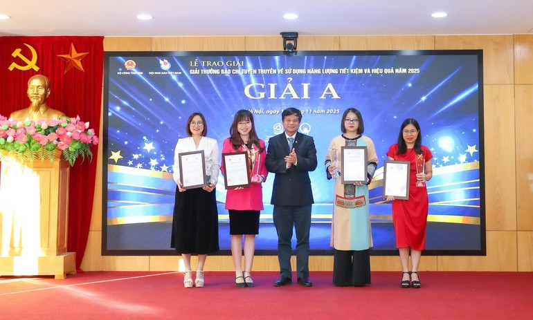 越南新闻工作者协会副主席陈仲勇向作者颁发一等奖。