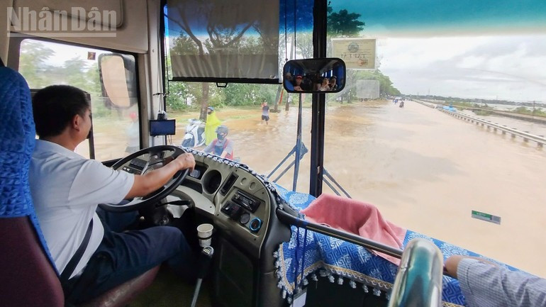 司机透露,今天水太深,人无法涉水而过,非常危险。他们将在这里提供支援,直到水位下降或动员中心返回为止。 司机透露,今天水太深,人无法涉水而过,非常危险。他们将在这里提供支援,直到水位下降或动员中心返回为止。