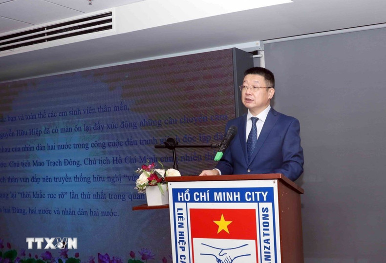 中国驻胡志明市总领事唐立在见面会上发表讲话。 cung-co-tinh-huu-nghi-giua-nhan-dan-viet-nam-va-nhan-dan-trung-quoc-25-2.jpg