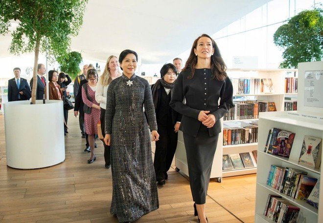 苏林总书记夫人参观赫尔辛基颂歌中央图书馆。(图片来源:越共电子报) 苏林总书记夫人参观赫尔辛基颂歌中央图书馆。(图片来源:越共电子报)