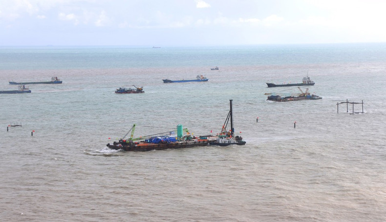 各施工单位正在加快推进薯岛两用综合港口项目的建设进度。