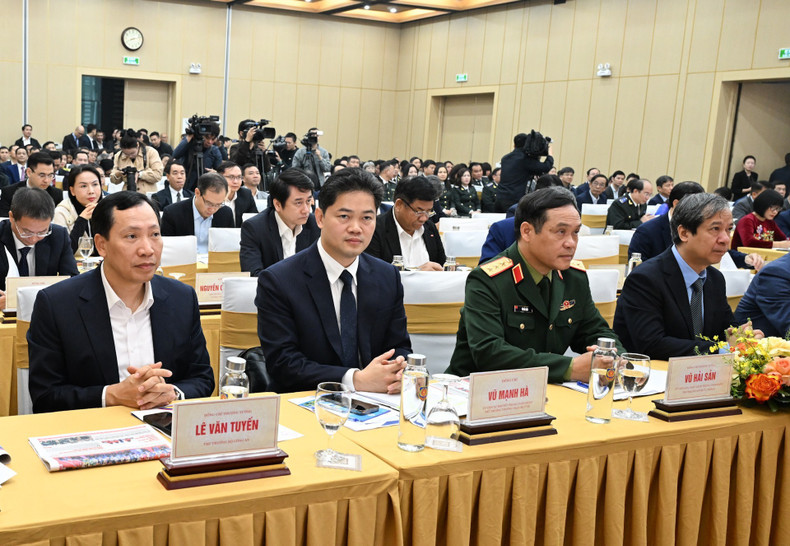 各位代表出席会议。