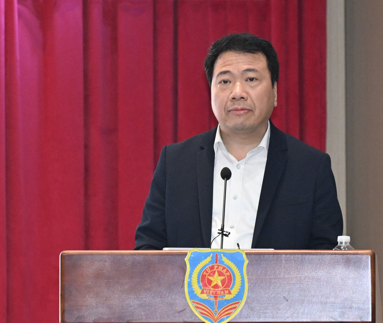 各位代表在会上发言。