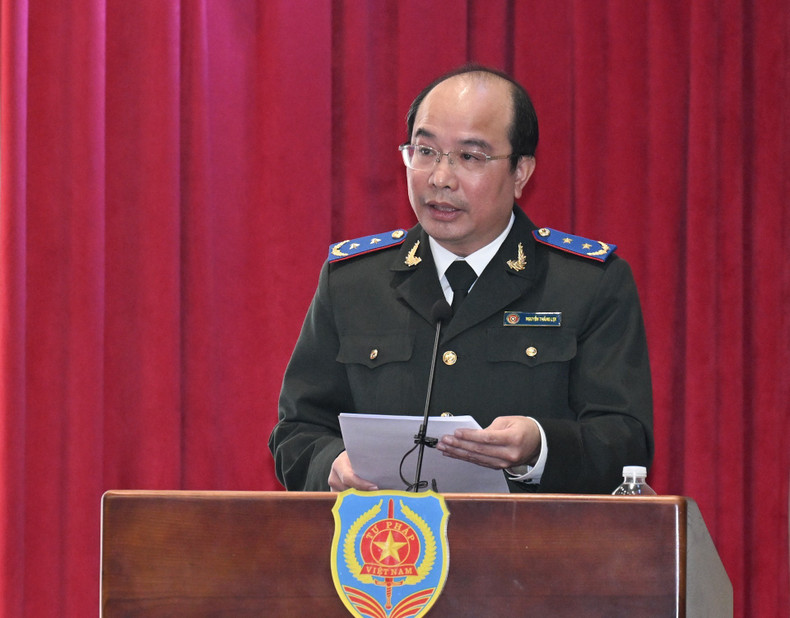 各位代表在会上发言。