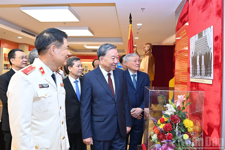 苏林总书记参观人民检察院传统室。