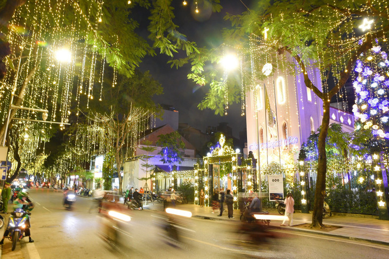 从很早开始，职能部门就已限制车辆通行咸隆教堂一带。