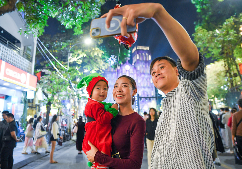 一家人在河内大教堂前面合影留念。