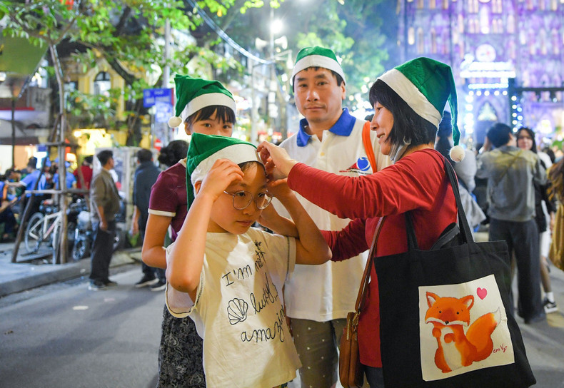 一家人带着孩子到大教堂喜迎圣诞节。