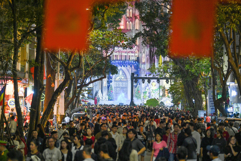 夜越深，涌向河内大教堂周边地区的人群越发拥挤。