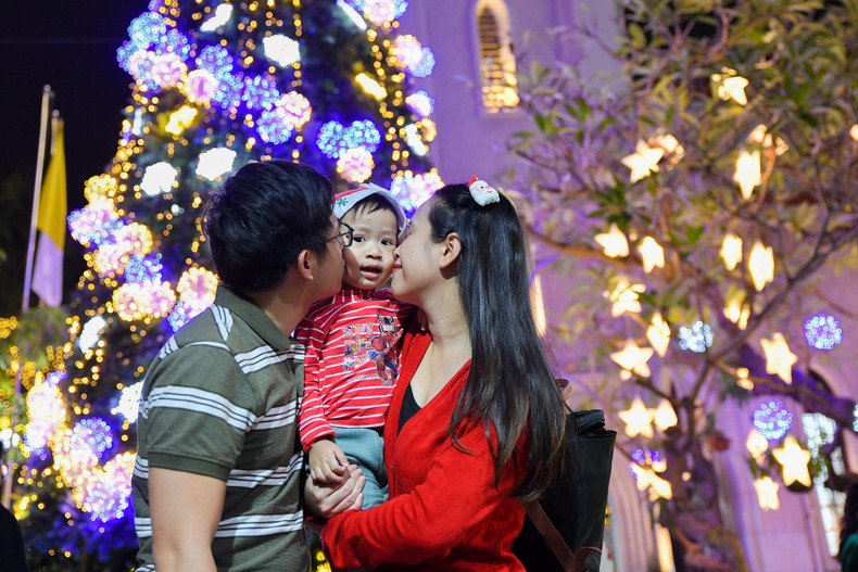 许多家庭带着孩子来到咸隆教堂参加圣诞节活动。