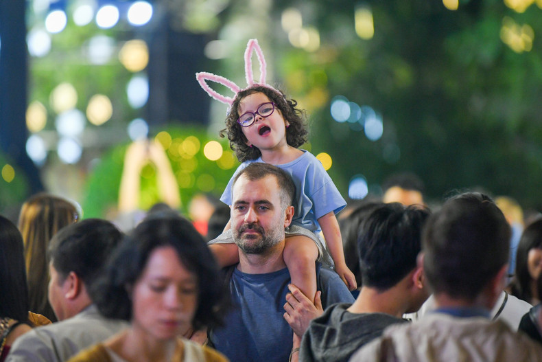 许多游客及其家人也加入了庆祝圣诞节的人群。