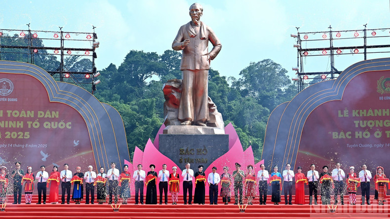 “胡志明主席在新潮”纪念雕像落成典礼。 image-1.jpg