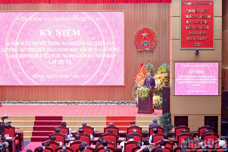 苏林总书记在庆典上发表讲话。