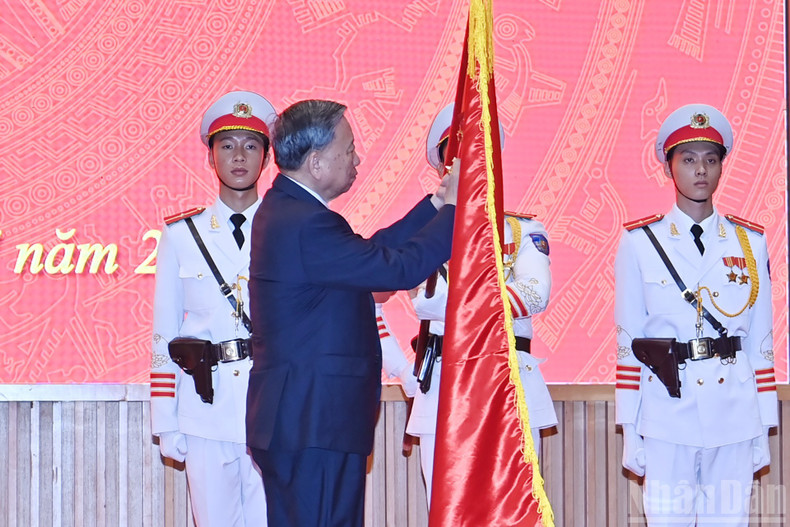 苏林总书记向人民检察院授予“劳动英雄”称号。