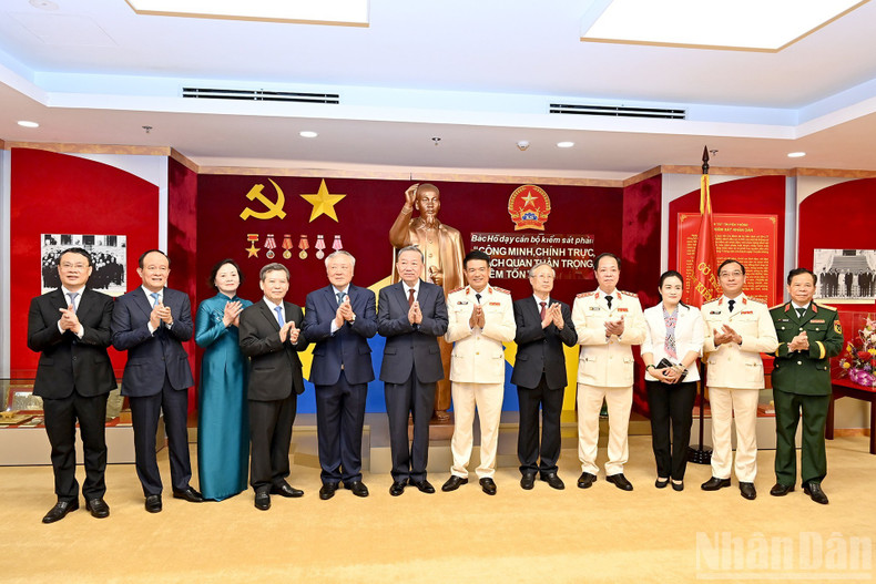 苏林总书记与各位代表合影。