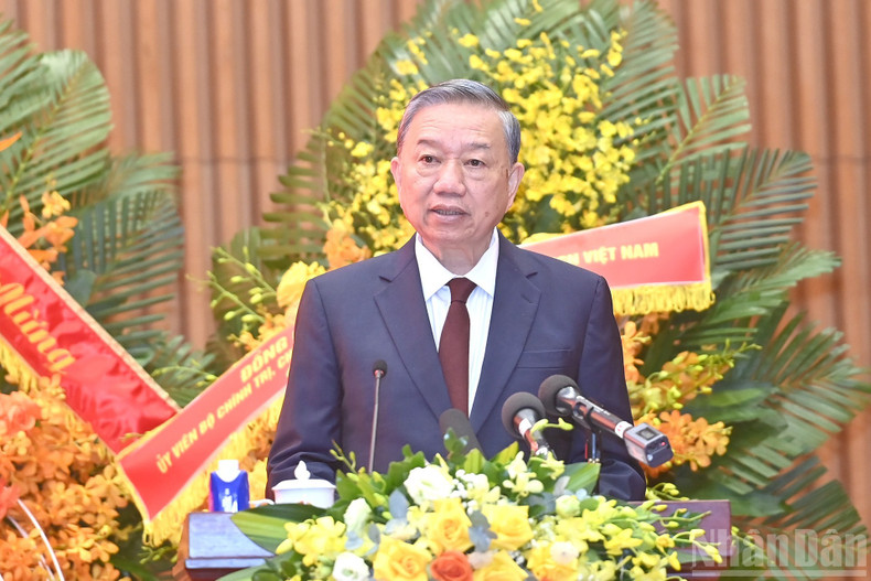 苏林总书记在庆典上发表讲话。