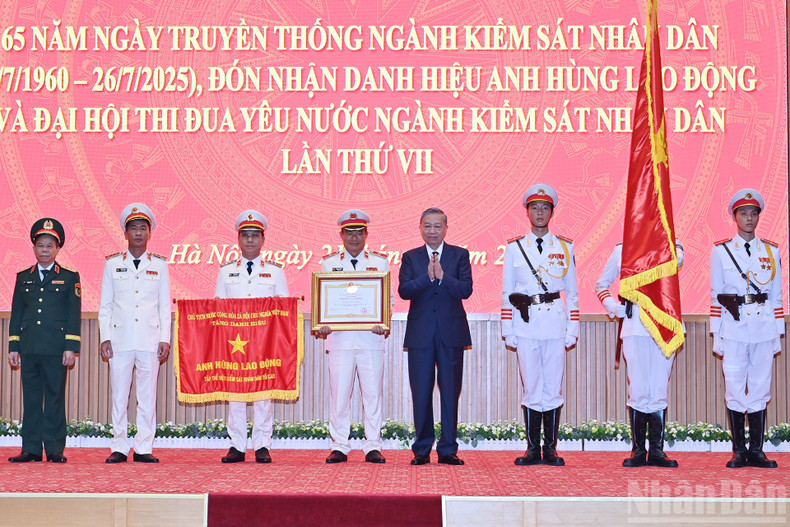 苏林总书记向人民检察部门授予“劳动英雄”称号。