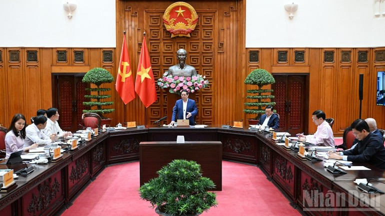 范明正总理主持会议。（陈海 摄）