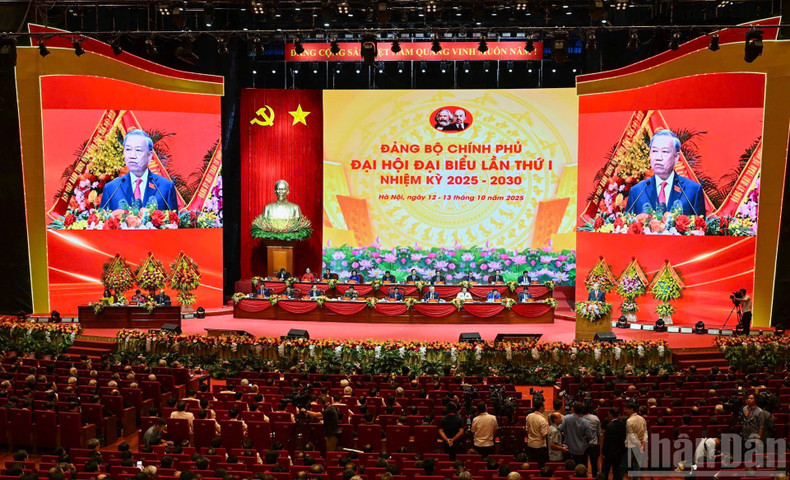 越共政府第一次代表大会场景。