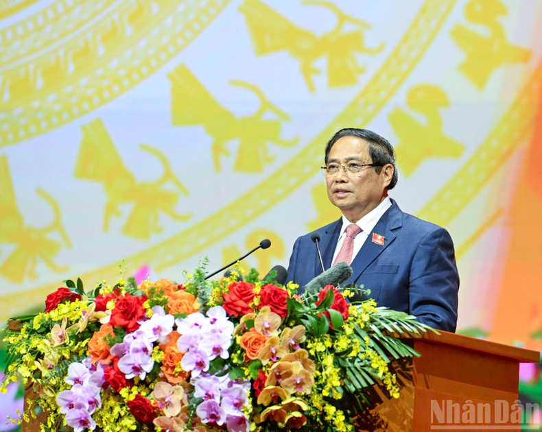 政府党委书记、政府总理范明正在大会上致开幕词。