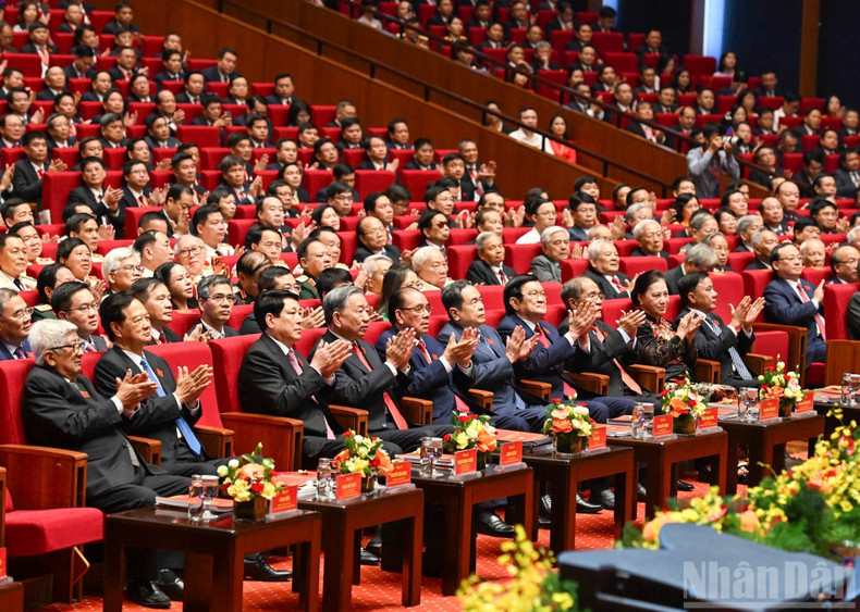 苏林总书记以及党、国家领导、前领导出席大会。