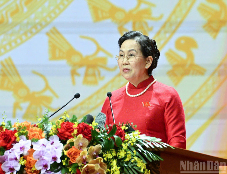 政府党委副书记黎氏水作检讨报告。