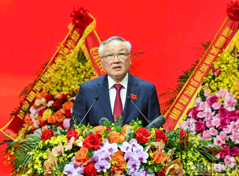 政府常务副总理阮和平作政治报告。