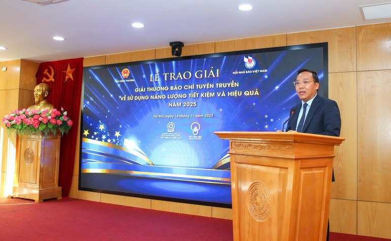 工贸部副部长阮黄龙在颁奖仪式上发表讲话。