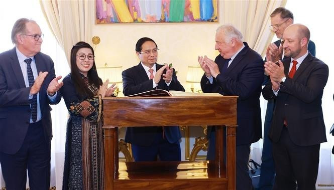 范明正总理会见法国参议院议长热拉尔·拉尔歇。 thuong-vien-2.jpg