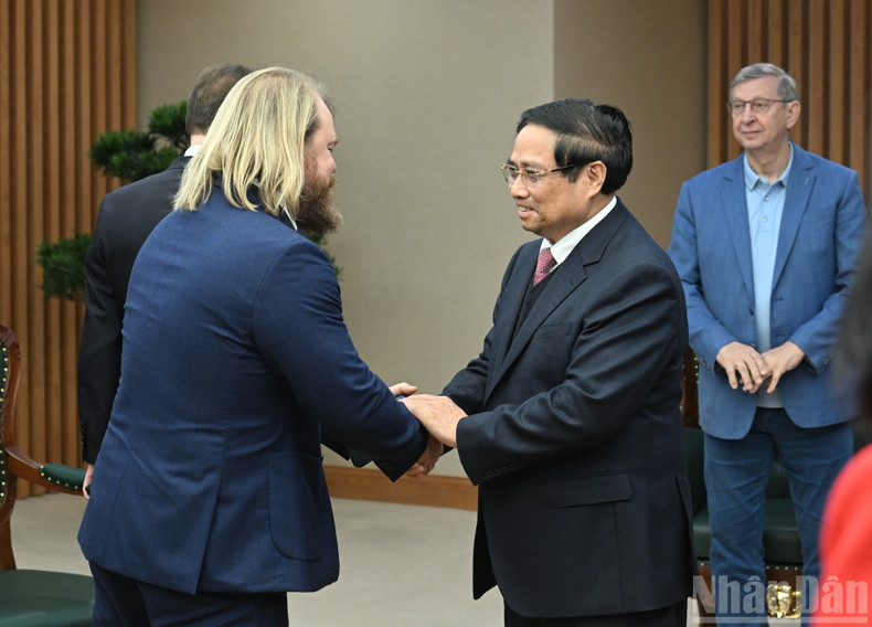 范明正总理与俄罗斯系统金融股份公司代表团团员。