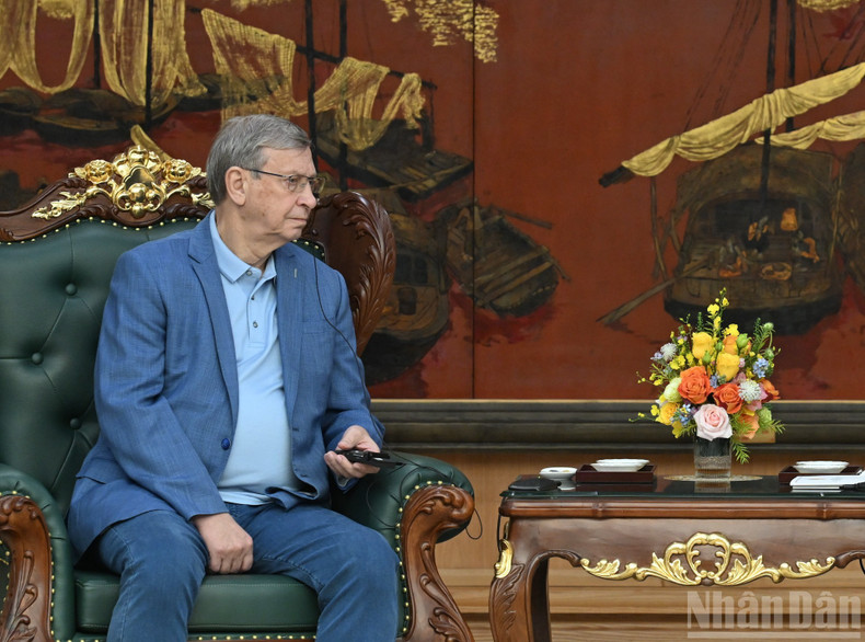 俄罗斯系统金融股份公司董事长弗拉基米尔·彼得罗维奇·叶夫图申科夫在会上发表讲话。