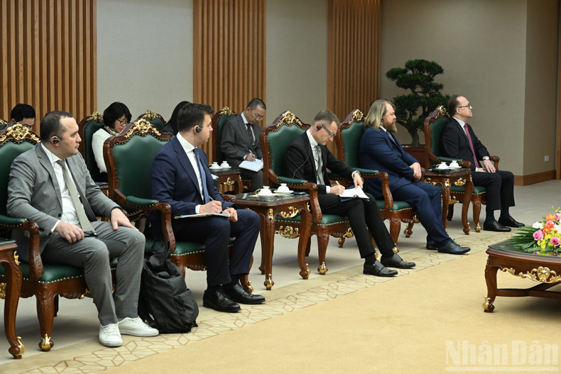 陪同俄罗斯系统金融股份公司董事长出席会见的各位代表。