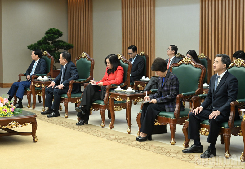 越南政府各部委行业领导代表出席会见。