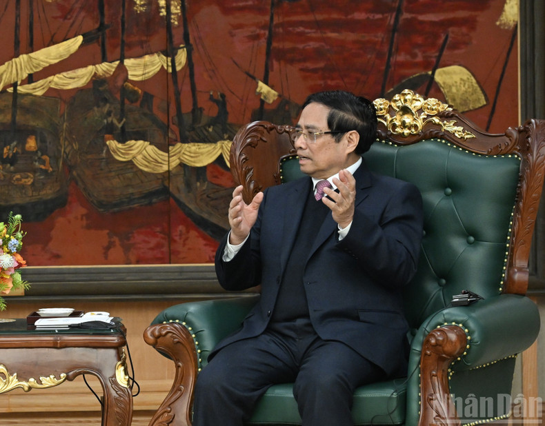 范明正总理在会上发表讲话。