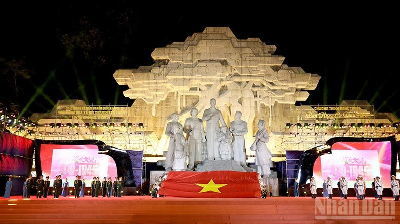 在宣光省明春坊阮必成广场举行主题为《祖国的壮丽史诗》的文艺晚会,庆祝国庆80周年。 tq.jpg